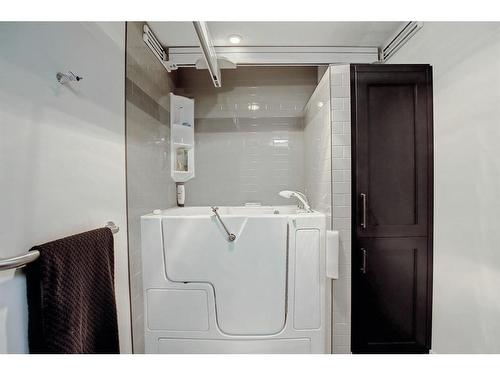 33 Savanna Grove Ne, Calgary, AB - Indoor Photo Showing Laundry Room