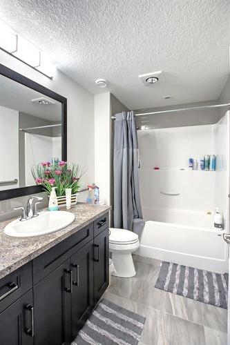 33 Savanna Grove Ne, Calgary, AB - Indoor Photo Showing Bathroom