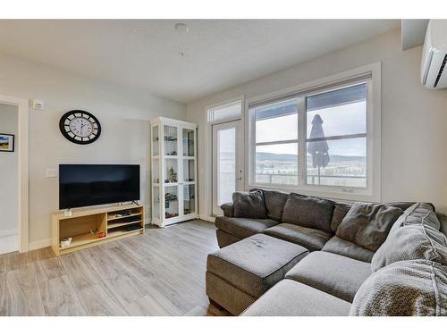 3307-80 Greenbriar Place Nw, Calgary, AB - Indoor Photo Showing Living Room