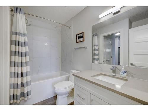 3307-80 Greenbriar Place Nw, Calgary, AB - Indoor Photo Showing Bathroom