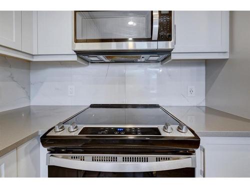 3307-80 Greenbriar Place Nw, Calgary, AB - Indoor Photo Showing Kitchen