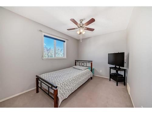 186 Everstone Drive Sw, Calgary, AB - Indoor Photo Showing Bedroom