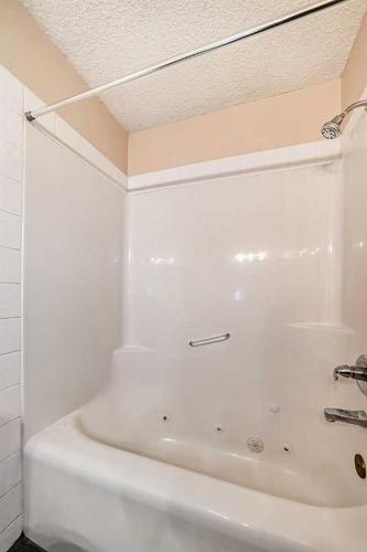 56 Country Hills Villas Nw, Calgary, AB - Indoor Photo Showing Bathroom