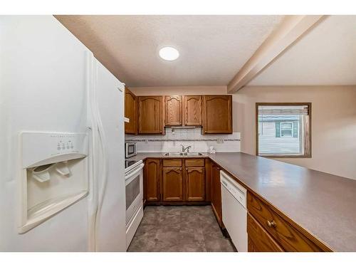 56 Country Hills Villas Nw, Calgary, AB - Indoor Photo Showing Kitchen With Double Sink