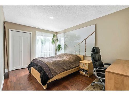 226 Somerset Drive, Calgary, AB - Indoor Photo Showing Bedroom