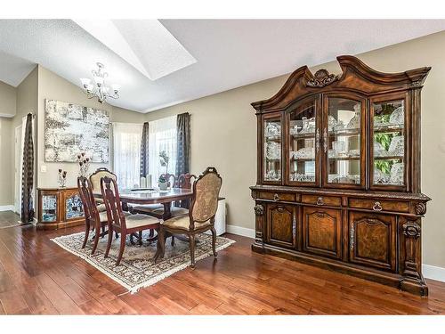 226 Somerset Drive, Calgary, AB - Indoor Photo Showing Dining Room