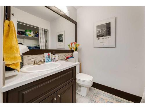 37 Lakeside Greens Close, Chestermere, AB - Indoor Photo Showing Bathroom