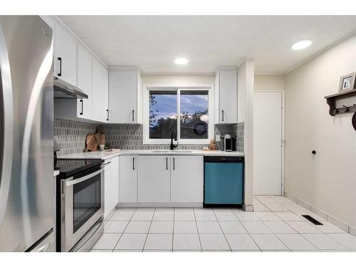 47 Fonda Green Se, Calgary, AB - Indoor Photo Showing Kitchen