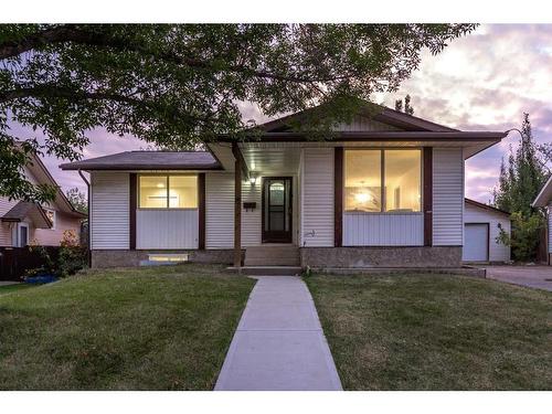 47 Fonda Green Se, Calgary, AB - Indoor Photo Showing Living Room