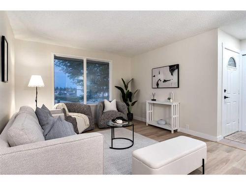 47 Fonda Green Se, Calgary, AB - Indoor Photo Showing Living Room