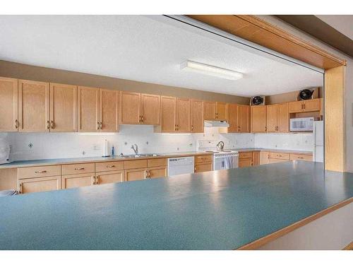 120-6868 Sierra Morena Boulevard Sw, Calgary, AB - Indoor Photo Showing Kitchen