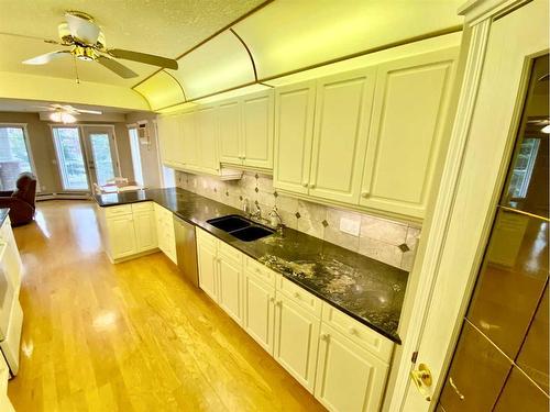 120-6868 Sierra Morena Boulevard Sw, Calgary, AB - Indoor Photo Showing Kitchen With Double Sink