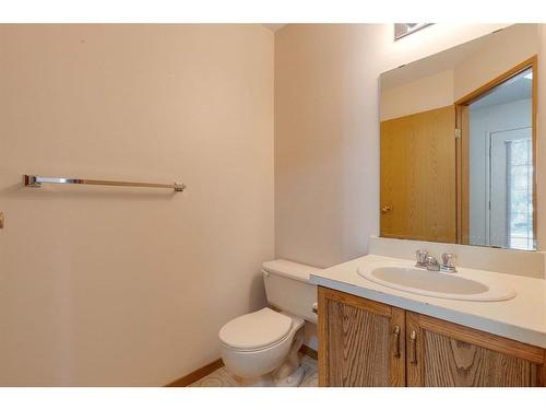 1002 Signal Hill Green Sw, Calgary, AB - Indoor Photo Showing Bathroom