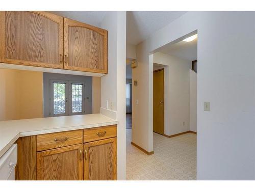 1002 Signal Hill Green Sw, Calgary, AB - Indoor Photo Showing Kitchen