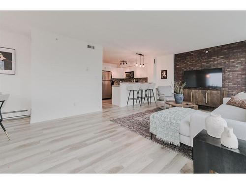 1702-188 15 Avenue Sw, Calgary, AB - Indoor Photo Showing Living Room With Fireplace