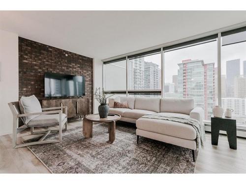 1702-188 15 Avenue Sw, Calgary, AB - Indoor Photo Showing Living Room With Fireplace