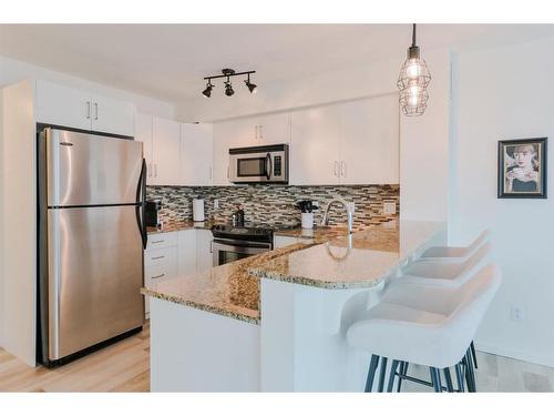 1702-188 15 Avenue Sw, Calgary, AB - Indoor Photo Showing Kitchen With Stainless Steel Kitchen With Upgraded Kitchen