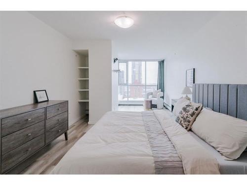 1702-188 15 Avenue Sw, Calgary, AB - Indoor Photo Showing Bedroom