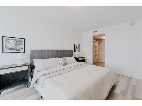 1702-188 15 Avenue Sw, Calgary, AB - Indoor Photo Showing Bedroom