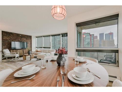 1702-188 15 Avenue Sw, Calgary, AB - Indoor Photo Showing Dining Room