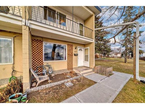 107-2211 19 Street Ne, Calgary, AB - Outdoor