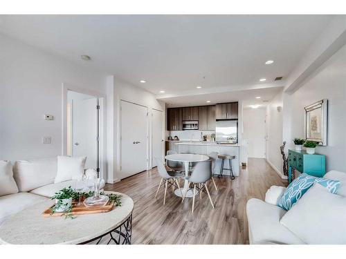 101-1629 38 Street Sw, Calgary, AB - Indoor Photo Showing Living Room