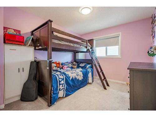 201 Hillcrest Drive Sw, Airdrie, AB - Indoor Photo Showing Bedroom