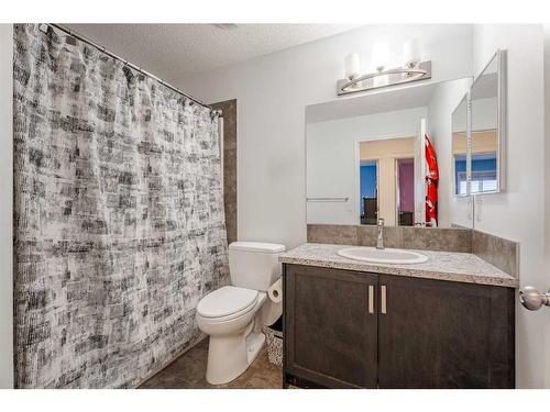 201 Hillcrest Drive Sw, Airdrie, AB - Indoor Photo Showing Bathroom