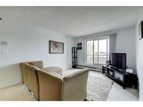 505-2011 University Drive Nw, Calgary, AB - Indoor Photo Showing Living Room