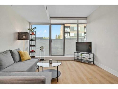 320-1087 2 Avenue Nw, Calgary, AB - Indoor Photo Showing Living Room