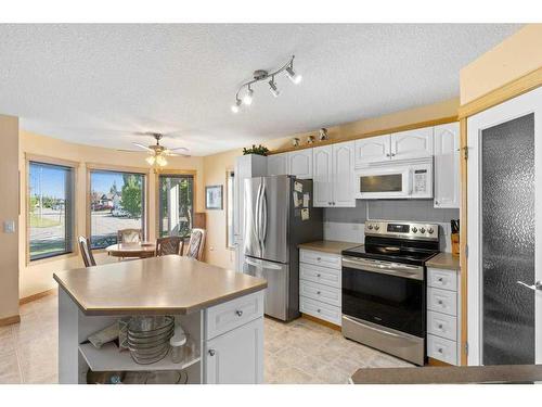 311 Carriage Lane Drive, Carstairs, AB - Indoor Photo Showing Kitchen