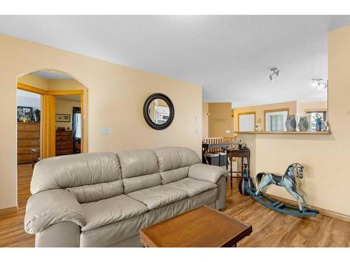 311 Carriage Lane Drive, Carstairs, AB - Indoor Photo Showing Living Room