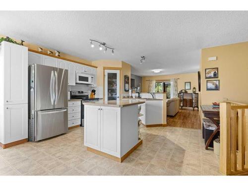 311 Carriage Lane Drive, Carstairs, AB - Indoor Photo Showing Kitchen