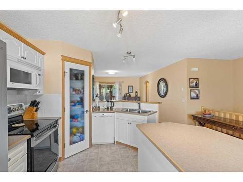 311 Carriage Lane Drive, Carstairs, AB - Indoor Photo Showing Kitchen With Double Sink