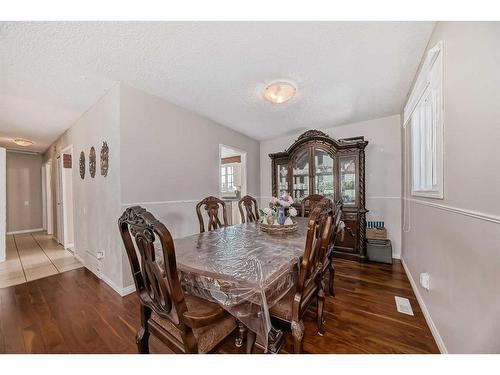 735 Madeira Drive Ne, Calgary, AB - Indoor Photo Showing Dining Room