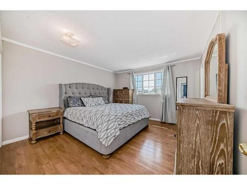 735 Madeira Drive Ne, Calgary, AB - Indoor Photo Showing Bedroom