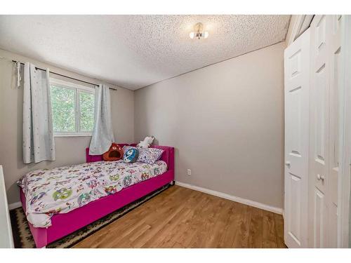 735 Madeira Drive Ne, Calgary, AB - Indoor Photo Showing Bedroom