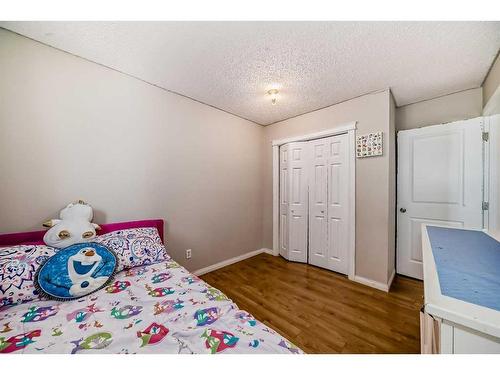 735 Madeira Drive Ne, Calgary, AB - Indoor Photo Showing Bedroom