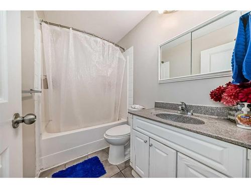 735 Madeira Drive Ne, Calgary, AB - Indoor Photo Showing Bathroom