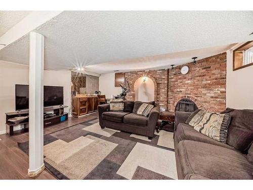 735 Madeira Drive Ne, Calgary, AB - Indoor Photo Showing Living Room