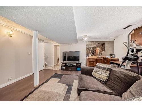 735 Madeira Drive Ne, Calgary, AB - Indoor Photo Showing Living Room