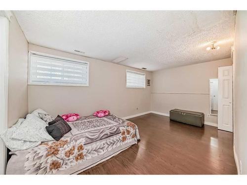 735 Madeira Drive Ne, Calgary, AB - Indoor Photo Showing Bedroom