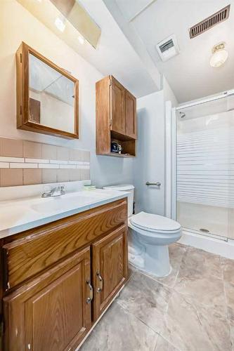 735 Madeira Drive Ne, Calgary, AB - Indoor Photo Showing Bathroom