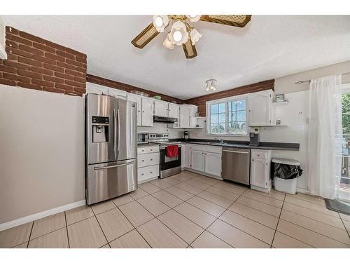 735 Madeira Drive Ne, Calgary, AB - Indoor Photo Showing Kitchen