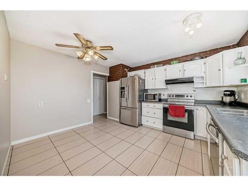 735 Madeira Drive Ne, Calgary, AB - Indoor Photo Showing Kitchen