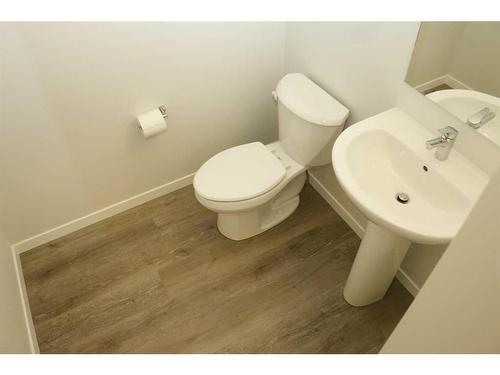 172 Hotchkiss Way Se, Calgary, AB - Indoor Photo Showing Bathroom