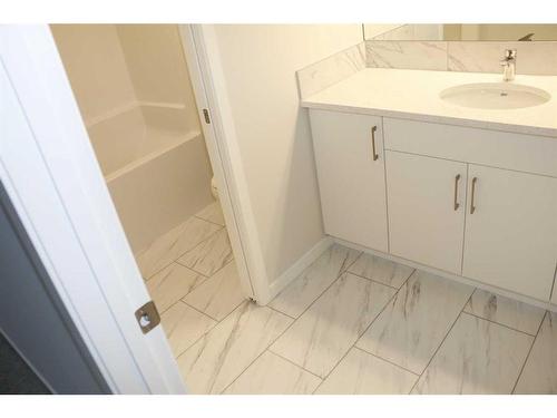 172 Hotchkiss Way Se, Calgary, AB - Indoor Photo Showing Bathroom