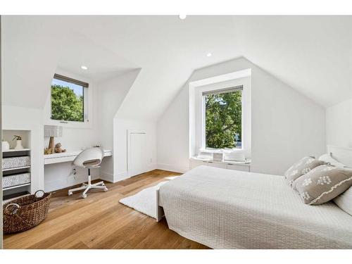 1130 23 Avenue Nw, Calgary, AB - Indoor Photo Showing Bedroom