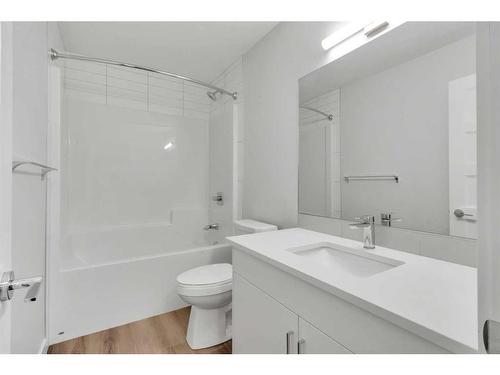 115-125 Wolf Hollow Crescent Se, Calgary, AB - Indoor Photo Showing Bathroom