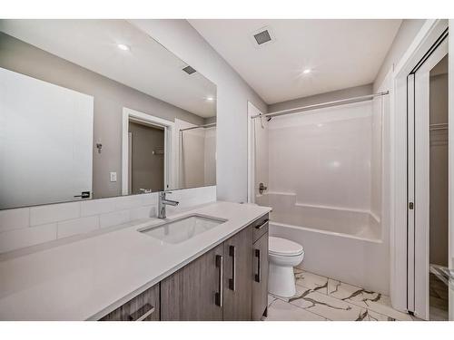 2210-681 Savanna Boulevard Ne, Calgary, AB - Indoor Photo Showing Bathroom